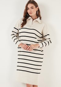 LELA REGULAR FIT - Rochie tricotată - cream/black