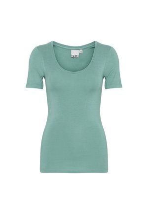 Camiseta ajustada de mujer de manga corta en verde menta con escote redondo y etiqueta de la marca ICHI dentro del cuello.
