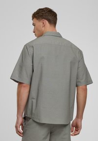 Urban Classics RELAXED SHORT SLEEVE  - Vapaa-ajan kauluspaita - paleolive