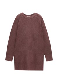Pull en maille bordeaux avec un col rond, des manches longues et un ourlet côtelé. Texture douce et coupe décontractée, idéal pour superposer.