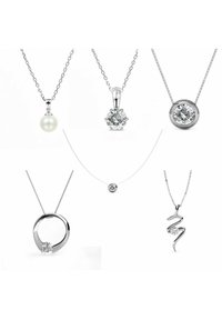 Collezione di cinque collane d'argento con vari pendenti: una perla, un design a raggi di sole, una pietra tonda, un anello ovale e una forma ondulata con una pietra.