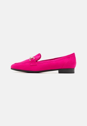 Fløjls loafers i fuchsia med en lav sort hæl, der har en dekorativ rem og en sølvfarvet detalje på den øverste forside.