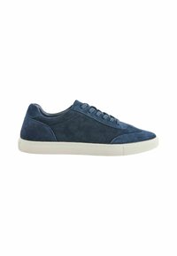 Marineblå ruskind sneakers med rund tå, flad hvid gummisål, seks snørehuller og teksturerede detaljer langs siderne.