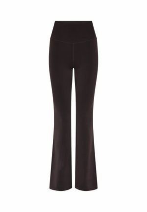 Mustat korkeavyötäröiset joogahousut, joissa on levenevä lahje ja näkyvät saumat edessä valkoista taustaa vasten.