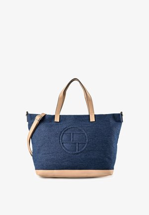 Bolsa tote de tela azul con asas de cuero marrón claro, base y correa de hombro ajustable, con un logo circular en relieve en la parte frontal.
