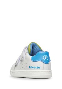 Sneaker in pelle bianca con accenti blu, cinturino in Velcro, design perforato, fodera in rete e suola in gomma. Nome del marchio "Falcotto" sulla linguetta del tallone.