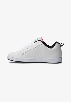 Zapatilla blanca de corte bajo con cuello negro, cordones blancos, sutiles orificios de ventilación y detalles en rosa y azul en la lengüeta.