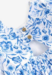 Witte stoffen jurk met blauw bloemenprint, geplooide taille, korte mouwen en twee bruine knopen op de achterkant van de halslijn.