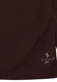 Dunkelbrauner, strukturierter Stoff mit kleinem Wabenmuster und weißem „Sorona Agile“-Logo, das nahe dem unteren Rand gedruckt ist.