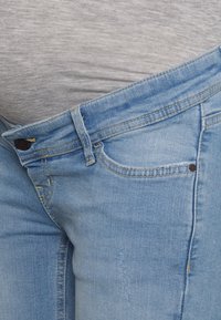 MAMALICIOUS Farkkushortsit - light-blue denim