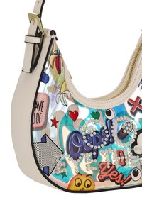 Holografisk håndtaske med en buet form, hvide læderdetaljer, farverige grafiske designs og perlepynt på forsiden.