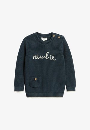 Marineblauer, gestrickter Kindersweater mit dem Schriftzug "newbie", Fronttasche mit Knopf und zwei Schulterknöpfen, weiße Einfassung an Bündchen und Saum.