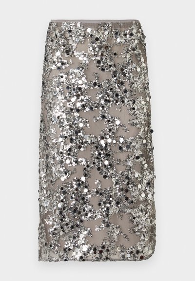 Jupe crayon argentée ornée de sequins avec un voile transparent, présentant une silhouette droite et des motifs de points irréguliers.