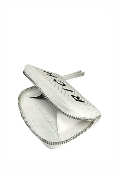 Witte leren portemonnee met rits en zwarte tekst bovenop, geopend om lege binnencompartimenten en een polsbandje te tonen.