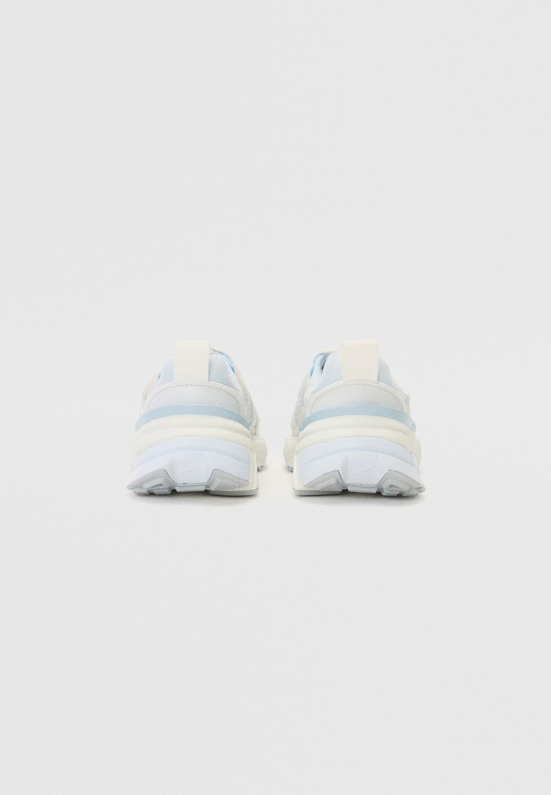 Zapatillas deportivas blancas y azul claro con suela acolchada, parte superior de textil y tirador, que cuentan con un diseño en capas y materiales ligeros.