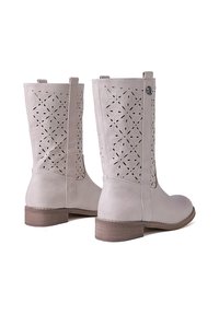 Stivaletti alla caviglia grigio chiaro con motivi floreali a taglio laser sui lati, finitura in pelle liscia e tacchi bassi impilati color marrone.