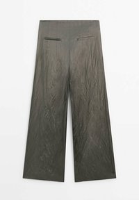 Pantalon vert foncé à jambes larges avec deux poches passepoilées au dos, en tissu légèrement brillant et froissé, posé à plat sur un fond blanc.