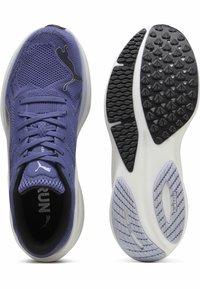 Scarpe sportive viola con tomaia in rete, lacci piatti e un sottopiede bianco testurizzato. La suola in gomma presenta un motivo geometrico per una maggiore aderenza.