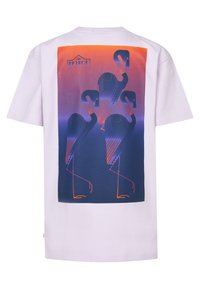 Hvid t-shirt med et livligt grafisk motiv af tre stiliserede flamingoer mod en gradient baggrund fra orange til blå. 100% bomuldsstof, korte ærmer.