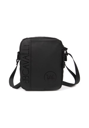 Borsa a tracolla nera in nylon con chiusura a zip, dettaglio del logo impresso e tracolla regolabile. Presenta un design rettangolare elegante.