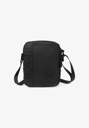 Borsa a tracolla nera in nylon con chiusura a zip, dettaglio del logo impresso e tracolla regolabile. Presenta un design rettangolare elegante.