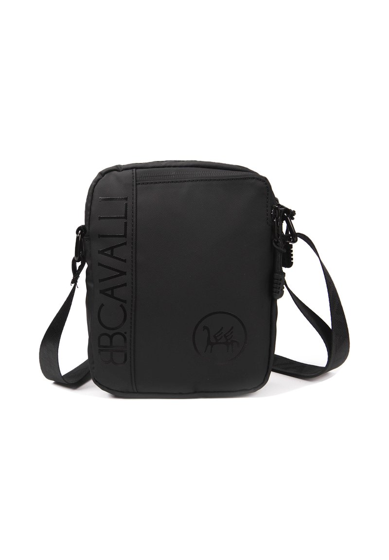 Borsa a tracolla nera in nylon con chiusura a zip, dettaglio del logo impresso e tracolla regolabile. Presenta un design rettangolare elegante.