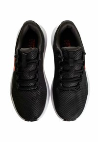 Scarpe sportive nere con una tomaia in mesh traspirante, design con lacci e suola in gomma bianca. Dettagli rossi all'interno.