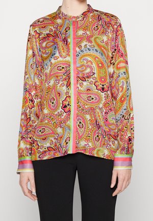 Blouse à manches longues avec un motif cachemire vif en rose, jaune et vert, avec une bande verticale multicolore sur le devant et aux poignets.