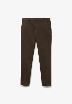 Brązowe spodnie o dopasowanym kroju, gładkiej teksturze, prostym fasonie, z bocznymi kieszeniami i schludnym wykończeniem pasa. Brak widocznych ozdób.