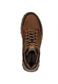 Scarpa da trekking in pelle marrone con tomaia testurizzata, punta rinforzata e occhielli in metallo per i lacci. Caratterizzata da una fodera traspirante e una soletta imbottita.