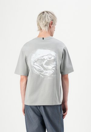 FUTURESCAPE FOSSIL TEE - Tričko s potlačou - cement