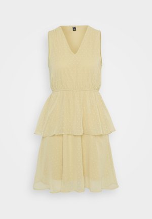 Robe sans manches à col en V de couleur jaune pâle, présentant une jupe à couches et un motif à pois, fabriquée dans un tissu léger et fluide.