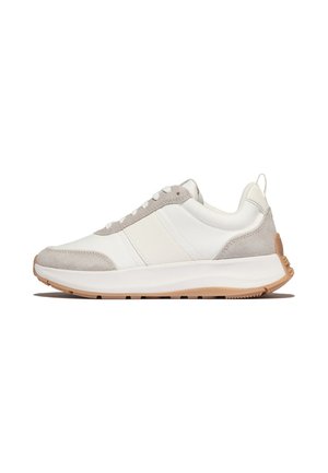Lage witte en beige sneaker met suède details, witte veters, dikke witte zool en lichtbruine buitenzool.