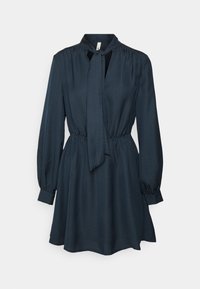 Tummansininen mekko kevyestä kankaasta, jossa on solmittava kaula-aukko, pitkät pörröiset hihat, joustava vyötärö ja hienovarainen tekstuuri koko kankaan alueella.