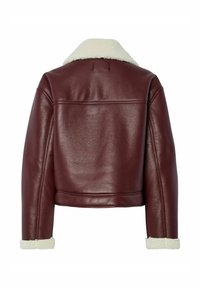 Giacca in pelle bordeaux con colletto in shearling, design corto e dettagli cuciti su spalle e maniche. Texture e finitura soffice.