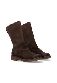 Brązowe zamszowe buty za kolano z okrągłym noskiem, solidną czarną skórzaną czapą i teksturowaną gumową podeszwą zapewniającą stabilność i przyczepność.