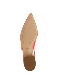 Różowa lakierowana skórzana szpilka z noskiem w szpic, z wąskim obcasem i teksturowaną gumową podeszwą, oznakowana logo marki i rozmiarem.