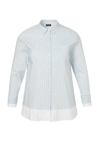 Lichtblauw knoopshirt met dunne witte en tan verticale strepen. Bevat een borstzak en een witte zoom aan de onderkant. Lange mouwen.