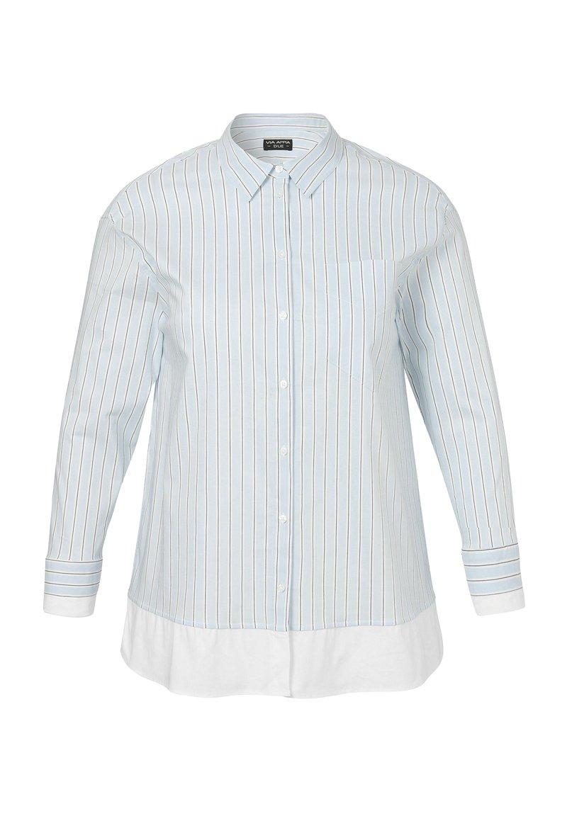 Lichtblauw knoopshirt met dunne witte en tan verticale strepen. Bevat een borstzak en een witte zoom aan de onderkant. Lange mouwen.