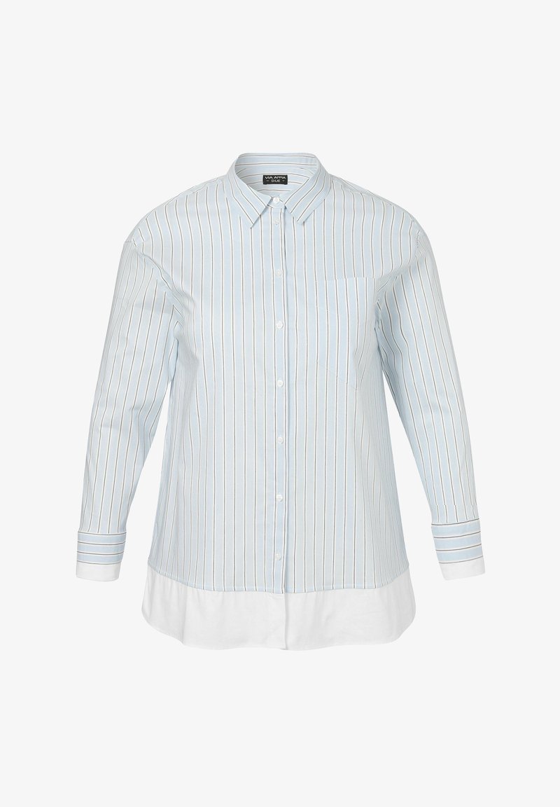 Lichtblauw knoopshirt met dunne witte en tan verticale strepen. Bevat een borstzak en een witte zoom aan de onderkant. Lange mouwen.