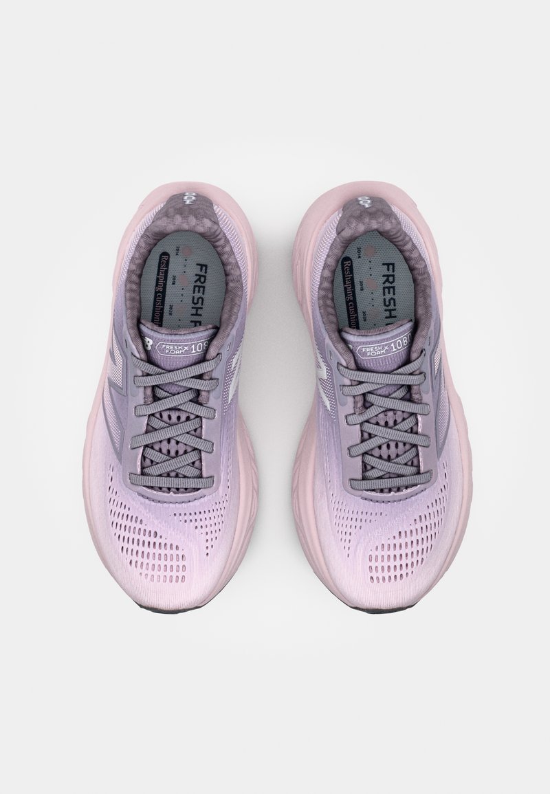 Chaussures de sport rose clair et lavande avec une tige en mesh respirant, un col rembourré et un design de semelle extérieure texturée. Comprend des éléments réfléchissants.