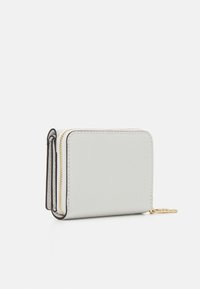 MICHAEL Michael Kors EMPIRE TRIFOLD WALLET - Piniginė - optic white