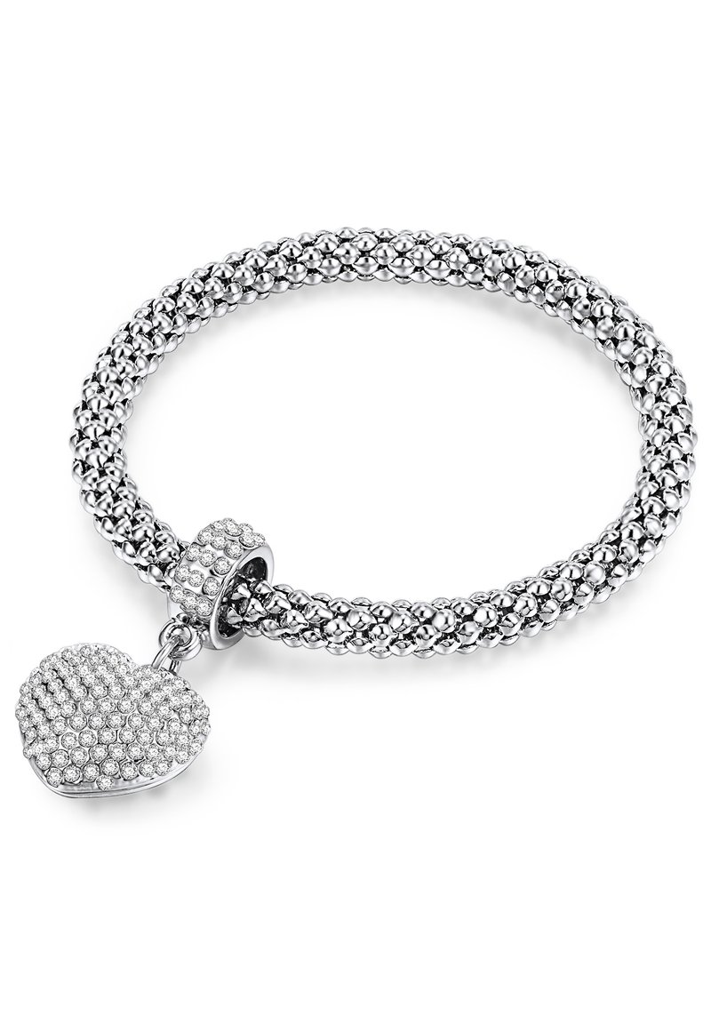 Pulsera de charms de plata con una textura tejida, que presenta un charm en forma de corazón incrustado con pequeñas piedras transparentes. Cierre circular en un extremo.