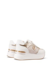 Sneaker platform bianche con un pannello in rete beige testurizzato, dettagli dorati e un logo rotondo. Finitura in pelle liscia con una forma arrotondata.