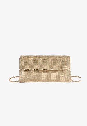 Borsa clutch in rete metallica color oro con chiusura a patta e tracolla sottile a catena, progettata per abbigliamento da sera.