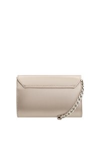 Beige Lederclutch mit einem schlanken, rechteckigen Design. Verfügt über einen Kettenriemen und dezente Nähte entlang der Kanten. Verschluss oben.