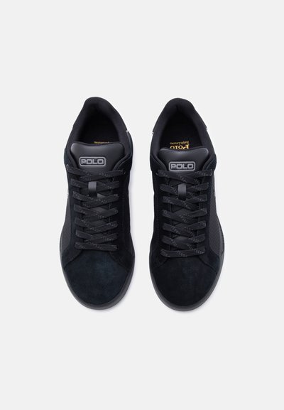 Ζευγάρι μαύρα αθλητικά παπούτσια Polo Ralph Lauren με κορδόνια, φωτογραφημένα από πάνω, σε λευκό φόντο.