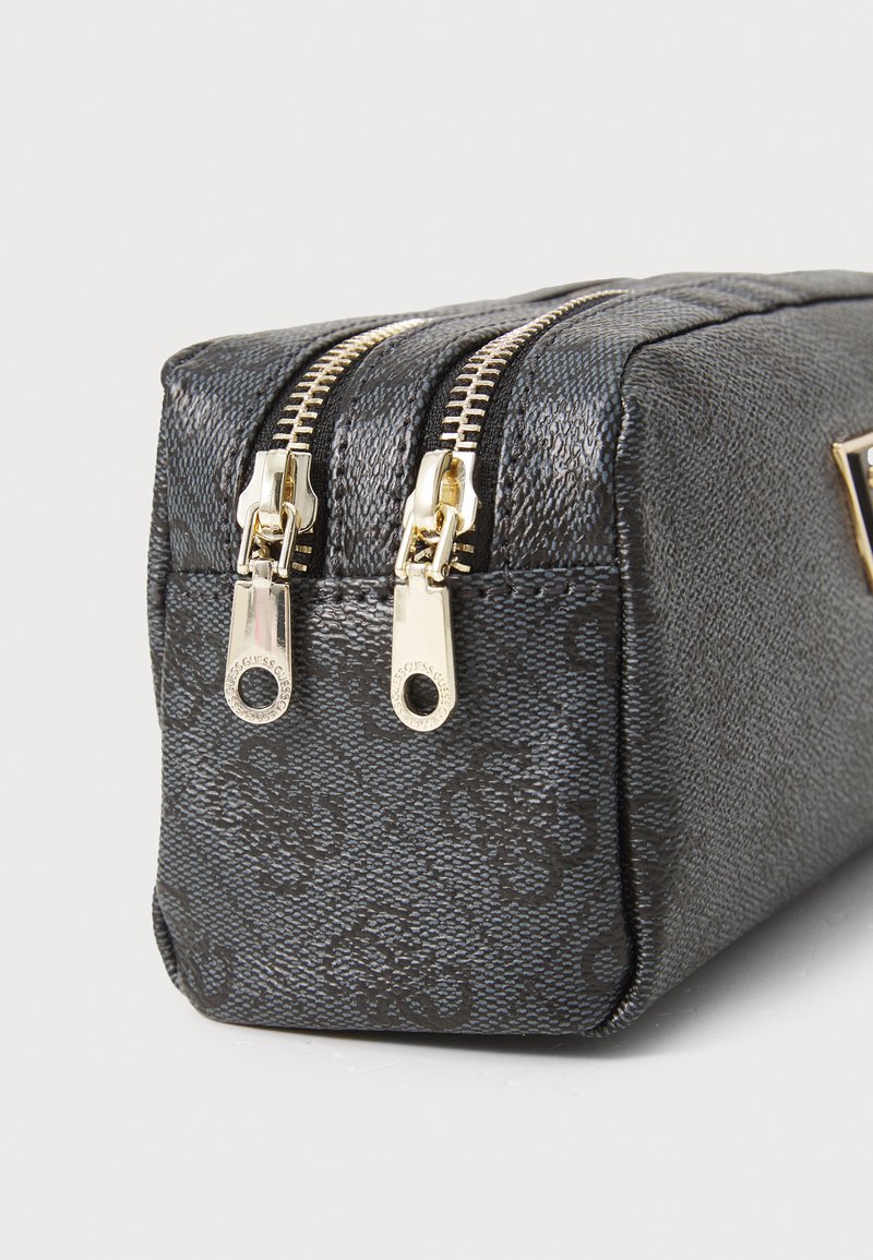 Neceser rectangular negro con un exterior texturizado, cremalleras doradas y un patrón grabado sutil. Las cremalleras tienen acentos de herrajes metálicos.