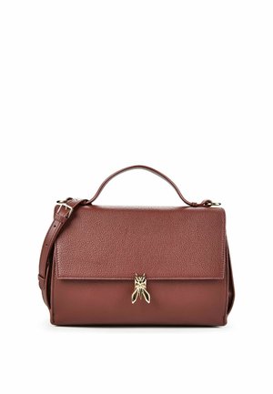 Borsa a mano in pelle marrone con patta strutturata, chiusura dorata a forma di insetto, manico superiore e tracolla regolabile su sfondo bianco.