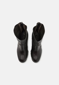 Crne kožne čizme do gležnja s elegantnim dizajnom, s patentnim zatvaračem i mekim, teksturiranim oblogom na otvoru.